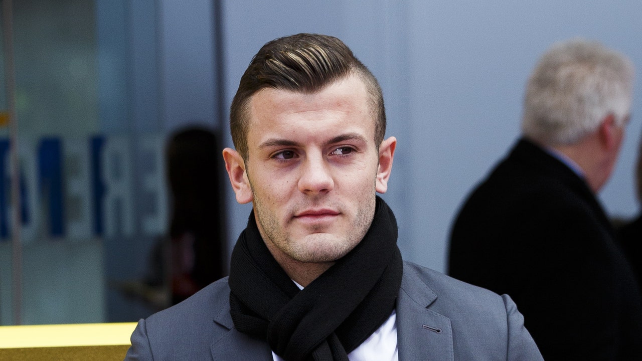 Arsenal's Wilshere pictured holding shisha pipe in nightclub